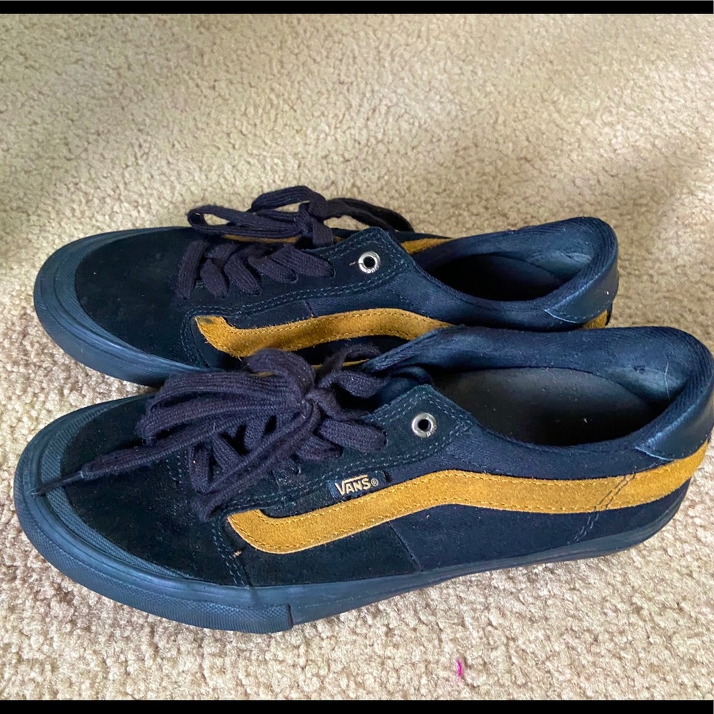 Flawless pair black suede PRO VANS with yellow